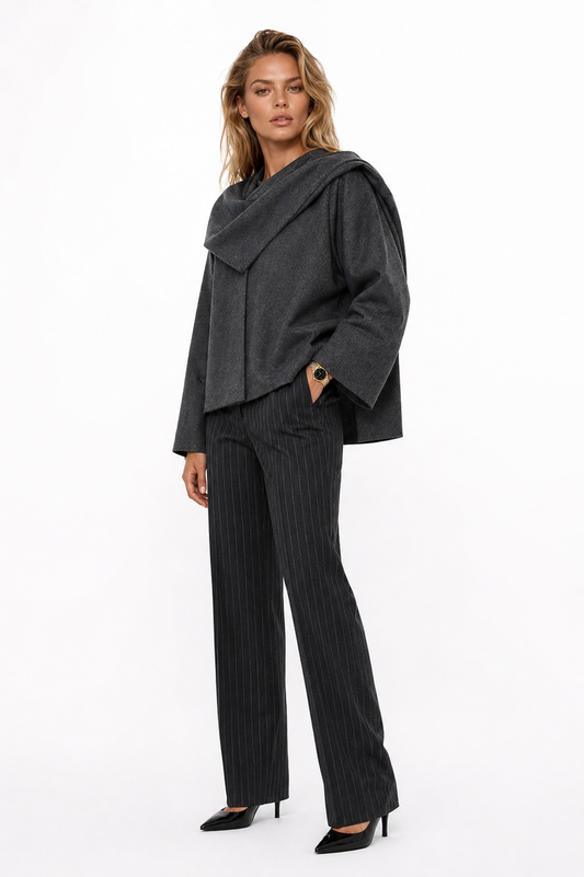 Casaco assimétrico com gola cachecol